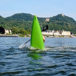 Paddler in Grünem Boote beim Kerzen