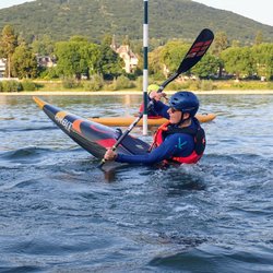 Bild Kanutin beim Slalomtraining