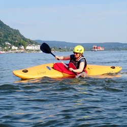 Paddlerin auf dem Rhein