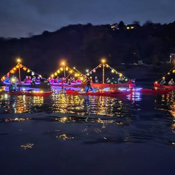 Wunderschönes Bild der Boote auf dem Rhein zur Laternchenfahrt bei Dunkelheit